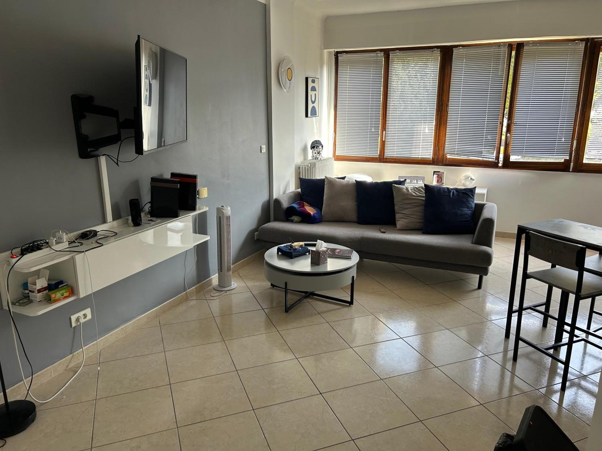 Standing, Parkings Devant Le Velodrome Appartement